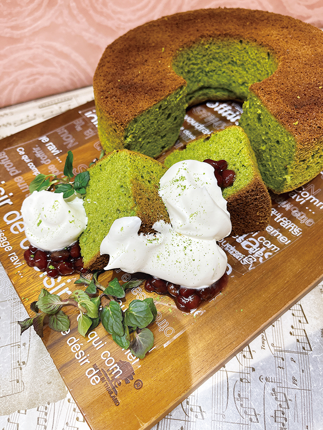 抹茶の入ったシフォンケーキ