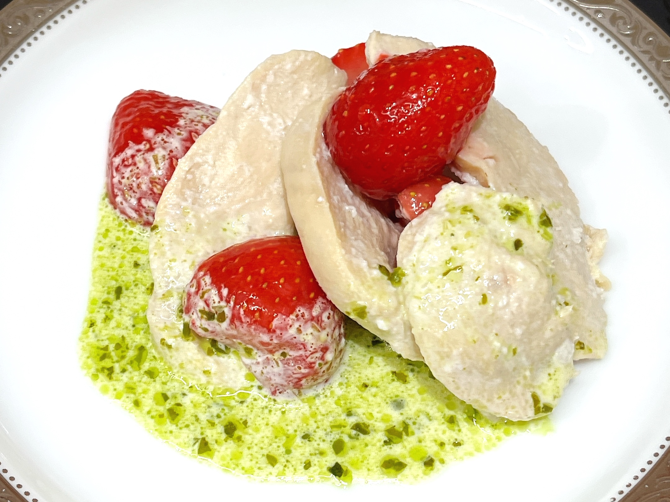 ゆで鶏とフルーツのバジルソース添え