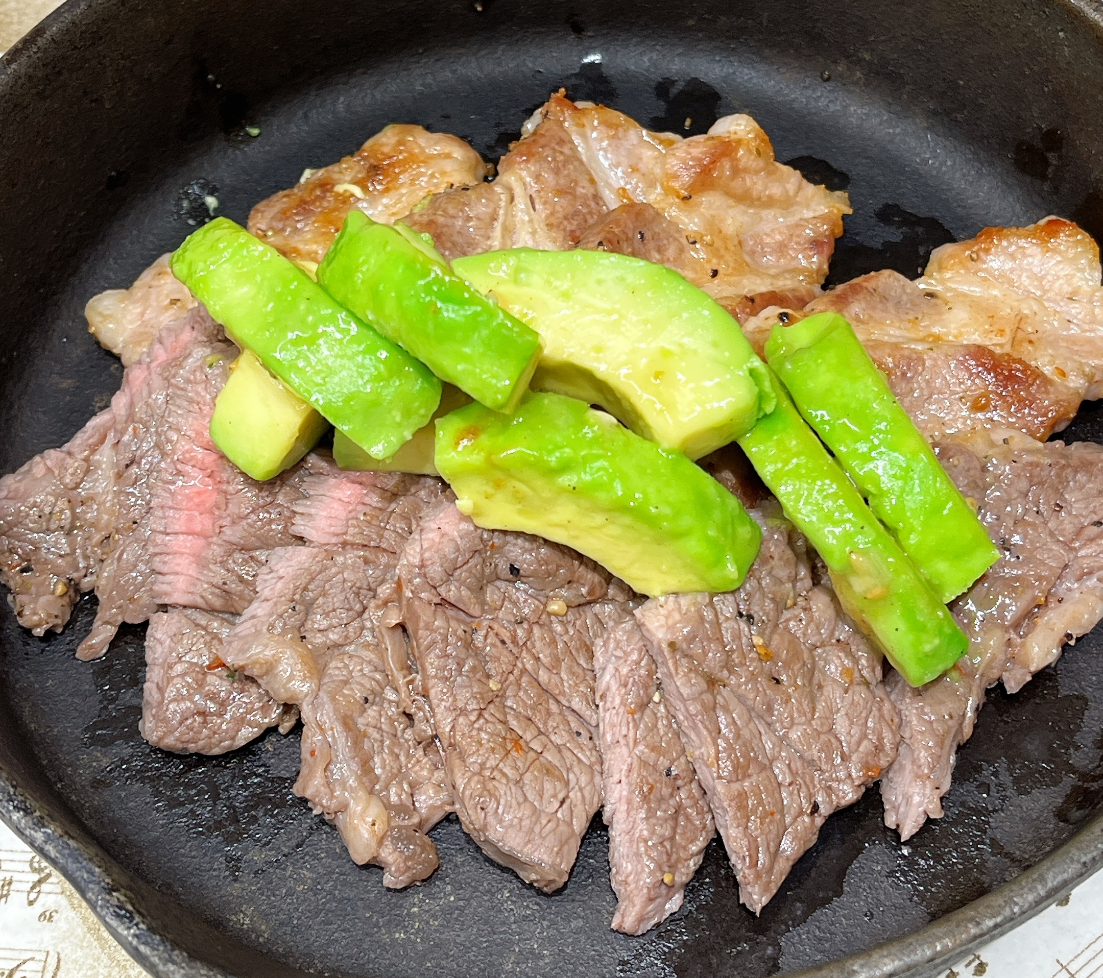 アボカドと2種のステーキ