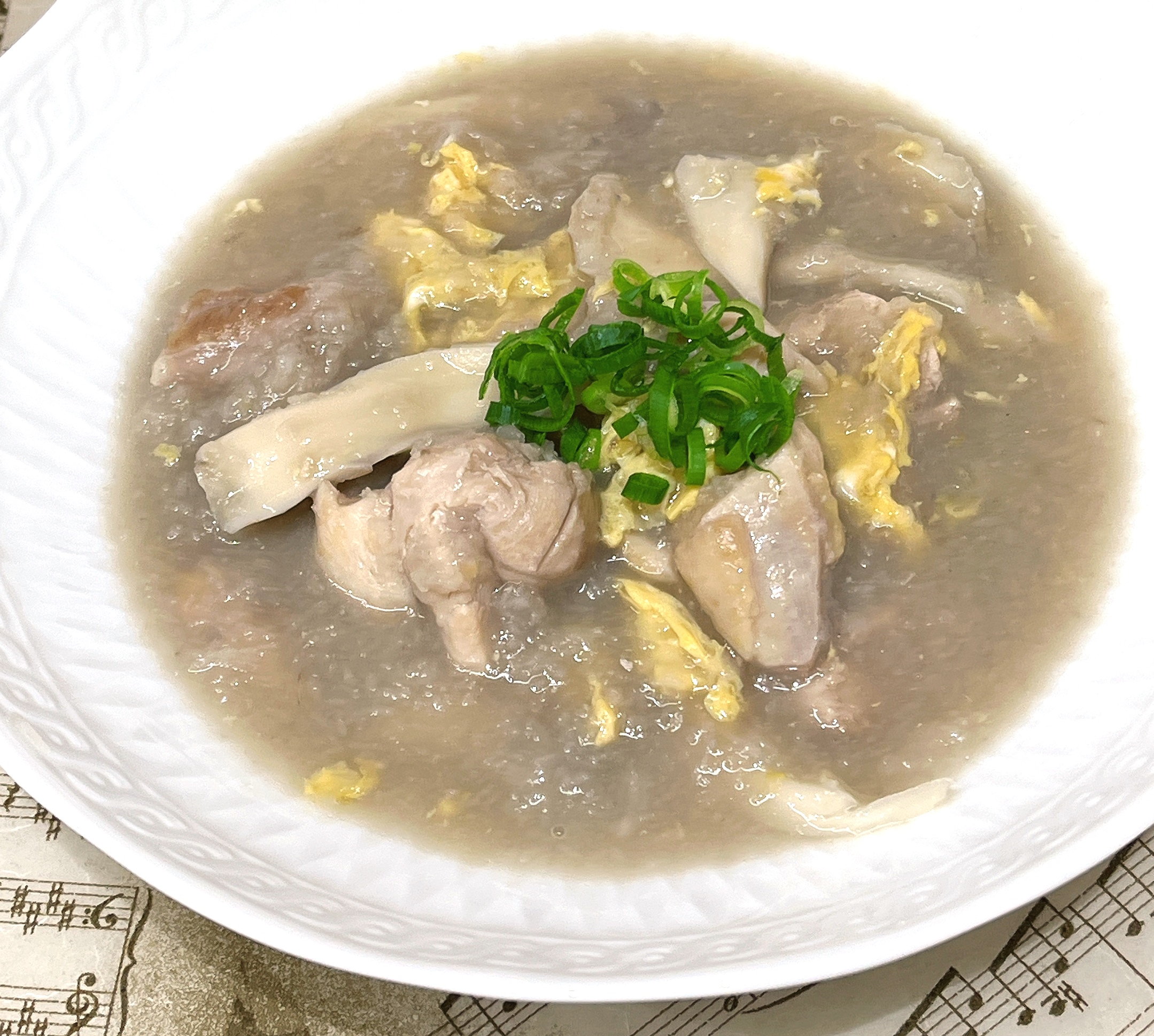 鶏肉の入ったすりおろしレンコンスープ