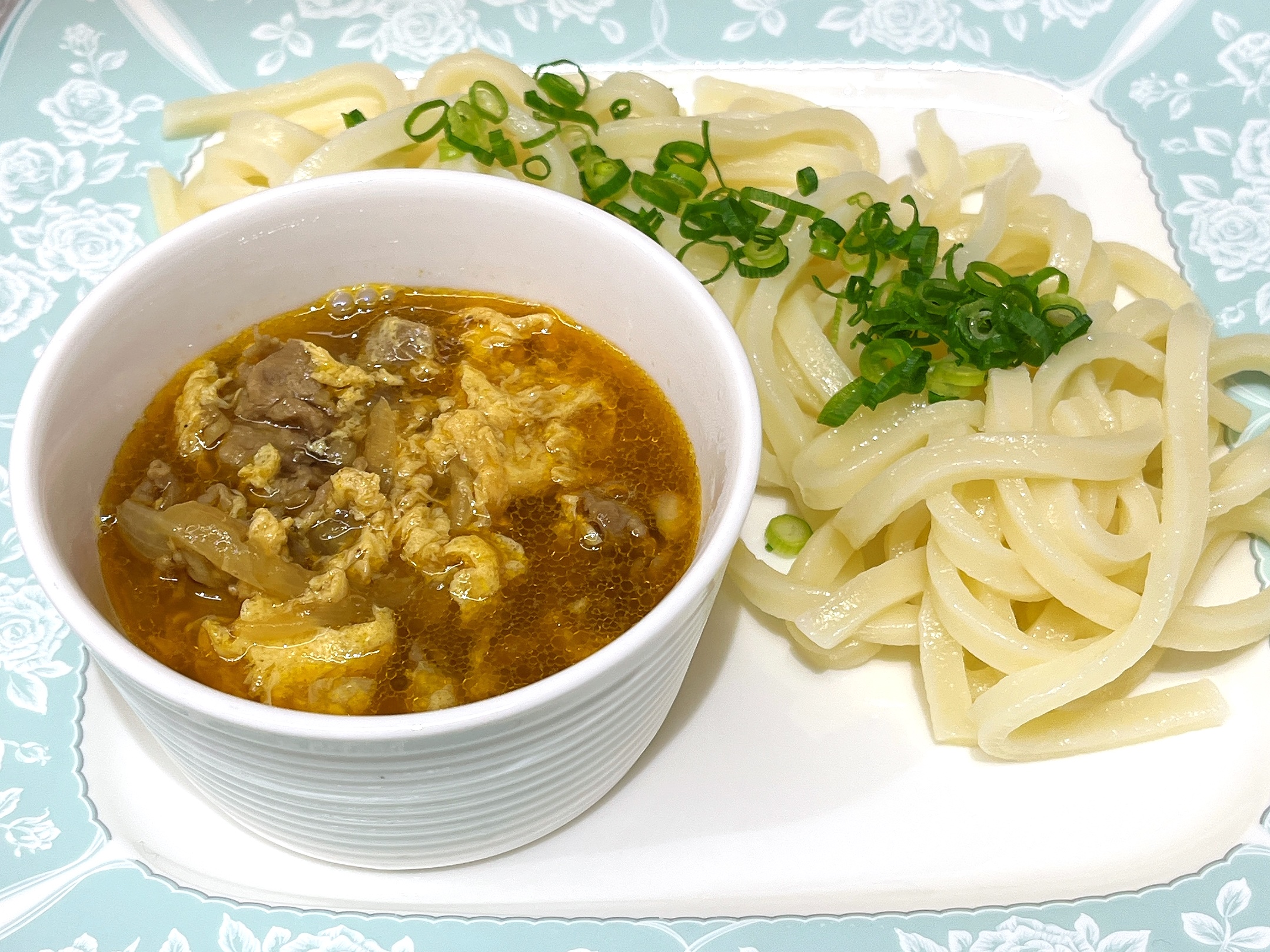 豚肉の入ったつけ麺、カレー風味