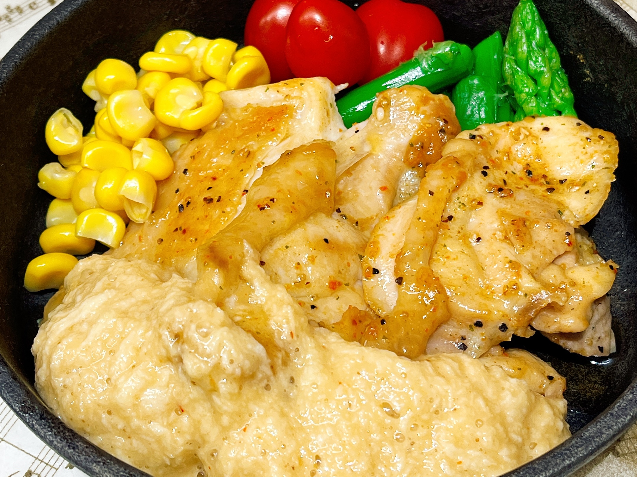 チキンステーキ、すりおろし山芋ソースがけ