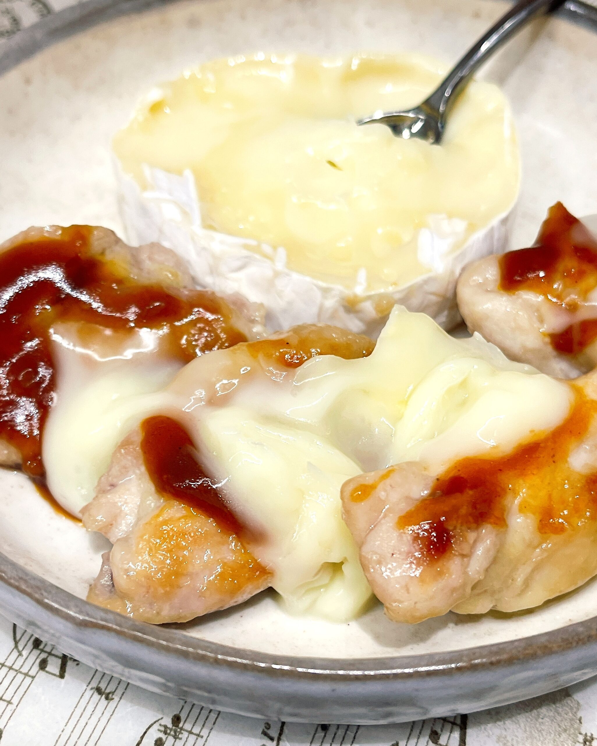 鶏肉のピリ辛ソースチーズかけ（ラクレット風〉